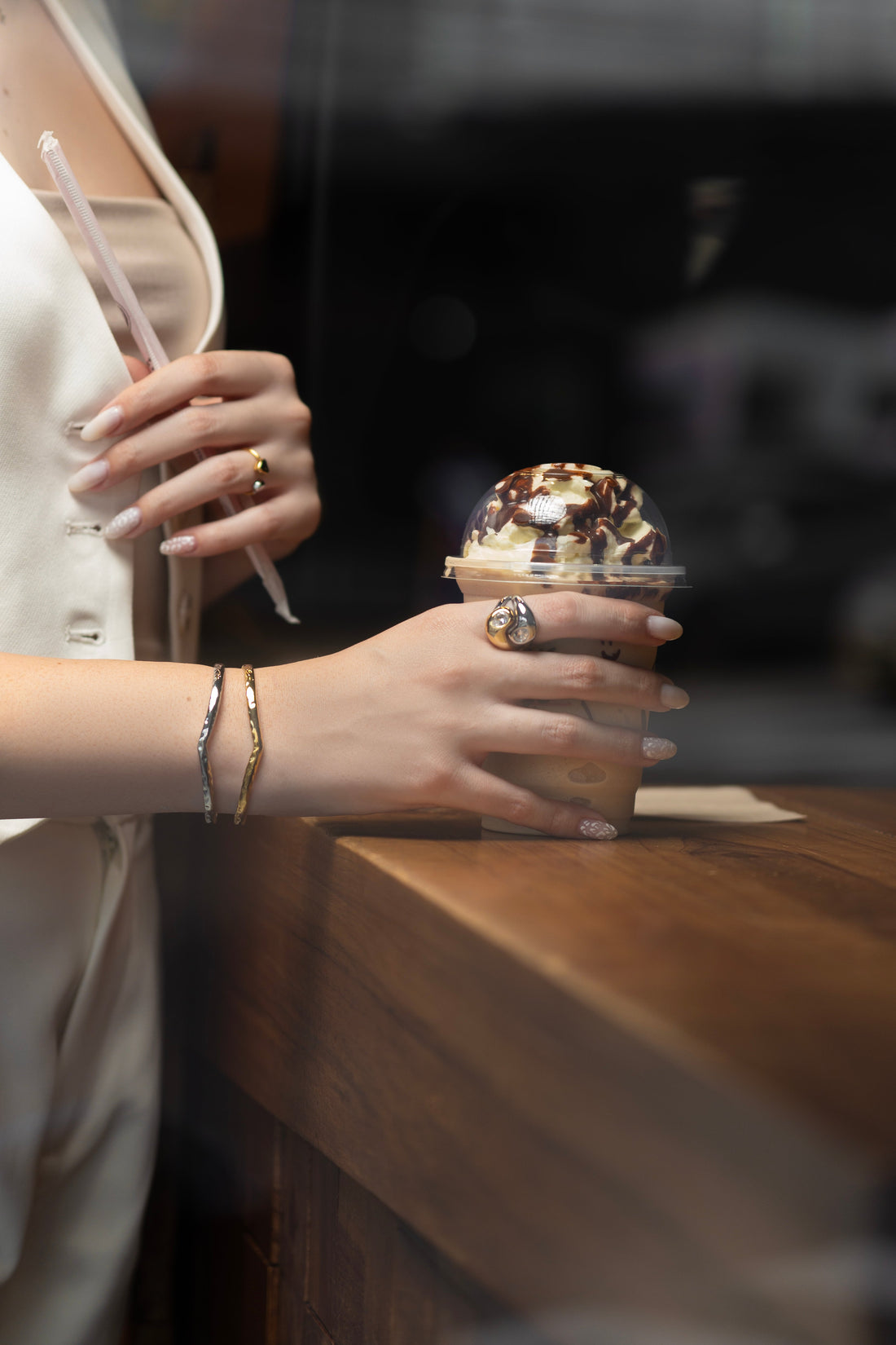 Cómo combinar joyas doradas y plateadas sin fallar